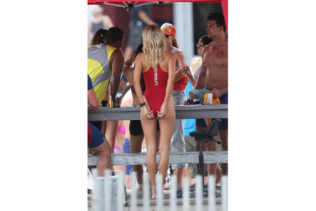 ...sind die Dinger auch ziemlich knapp bemessen, denn die neue Baywatch-Nixe musste nach dem Schminken noch etwas an ihrem H...