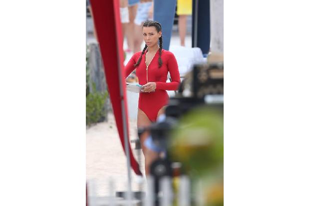 ...hat es ihre Kollegin Ilfenesh Hadera etwas leichter. Sie darf in der Serien-Neuverfilmung etwas mehr Stoff am sexy Body t...