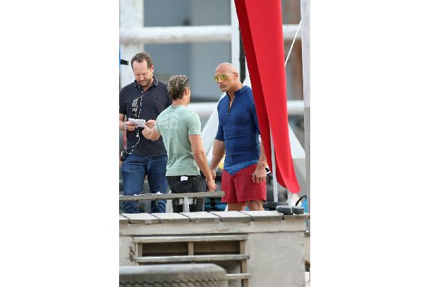 ...wirken die Herren der Schöpfung, Zac Efron und Dwayne The Rock Johnson, ziemlich angezogen und gelangweilt. Stehen sie do...