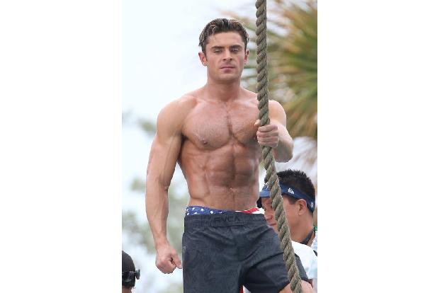 ...das stimmt so nicht ganz: Zac Efron hat ihn dann doch gezeigt, seinen sehr beachtlichen Körper! Er verkörpert in dem neue...
