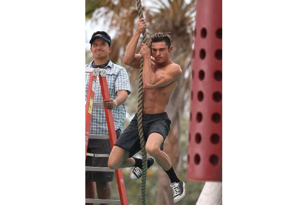 ...er es mit diesem Body bei den Damen sicher nicht schwer haben dürfte. Ob der kleine Tarzan allerdings so gut ankommt? Abe...