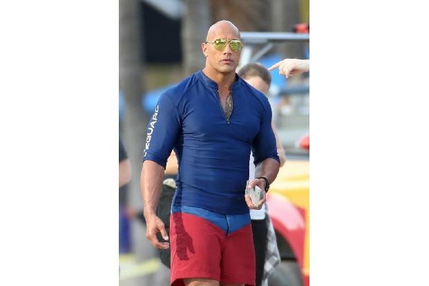 ...dagegen The Rock. Dieser hat noch immer nicht seinen Oberkörper am Set frei gemacht. Und es kann keiner erzählen, dass er...