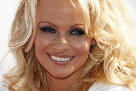 Und so sieht Pamela Anderson (48) heute aus. Immer noch mit einer goldenen Mähne. An den Brüsten hat das vierzehnfache Playb...