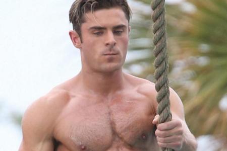 Welche Frau würde Zac Efron nicht gerne ohne Shirt sehen?