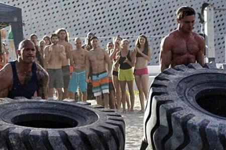 Dwayne Johnson und Zac Efron lassen die Muskeln spielen