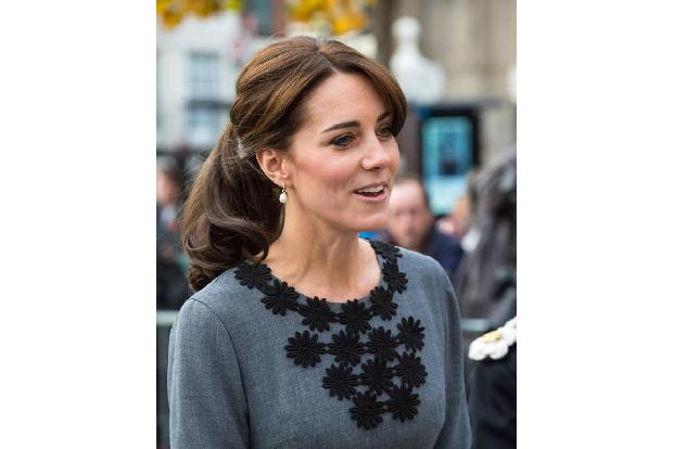 ...zeigte sie sich am Vormittag bei einem Besuch der Islington Town Hall. Das Outfit von Orla Kiely ließ die 33-Jährige ziem...