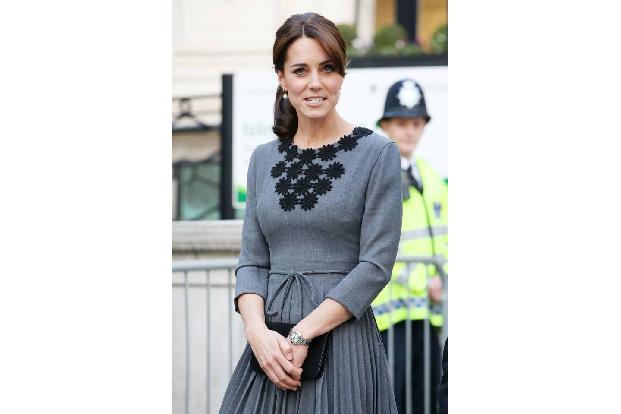 ...brav und adrett aussehen - das gefällt vermutlich den Royalisten eh besser. Zudem bewies Kate, dass sie gerne auch mal we...