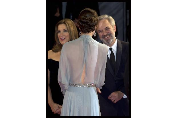 ...Herzogin und den nicht vorhandenen BH! Denn obwohl sie mit Eleganz und royaler Anmut das Event aufwertete, artig dem Regi...