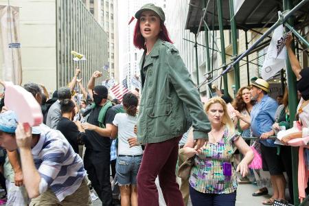 Lily Collins mit roten Haaren in 