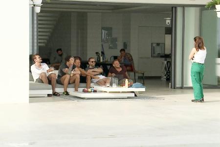 Eine Gärtnerin bringt die Jungs in der Villa völlig aus dem Konzept