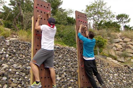 Johannes (l.) und Sebastian (r.) wollen im Boot-Camp Jessica ihre Männlichkeit beweisen