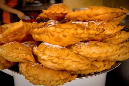 Es muss nicht immer das All-you-can-eat-Buffet sein: Die Empanadas sind eine typische Streetfood-Spezialität in Ecuador