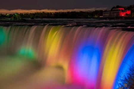 Nicht nur bei Lichte betrachtet ein Hingucker - nachts sind die Niagara-Fälle besonders schön.