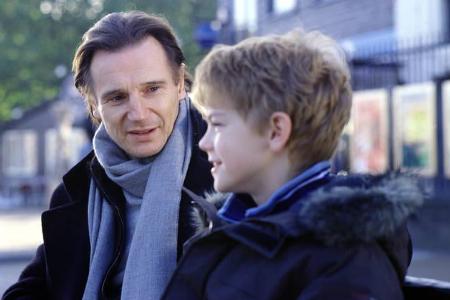 ...Kultfilmes beichtet er als kleiner Sam seinem Stiefvater Daniel (Liam Neeson), unsterblich in die Austauschschülerin Joan...