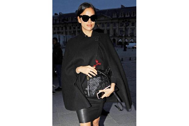 Irina Shayk macht es vor! Sonnenbrillen gehen immer. Man kann sie auch tragen, wenn das Wetter dafür vielleicht nicht das pa...