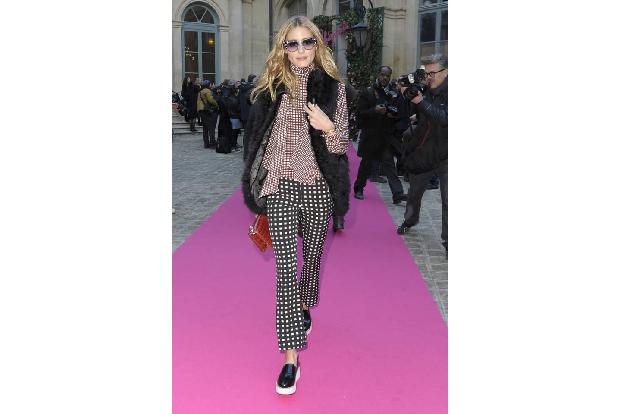...wie Olivia Palermo, die ebenfalls nicht ohne Brille auf der Nase kann. Aber nicht genug der Models und Fashionistas, die...