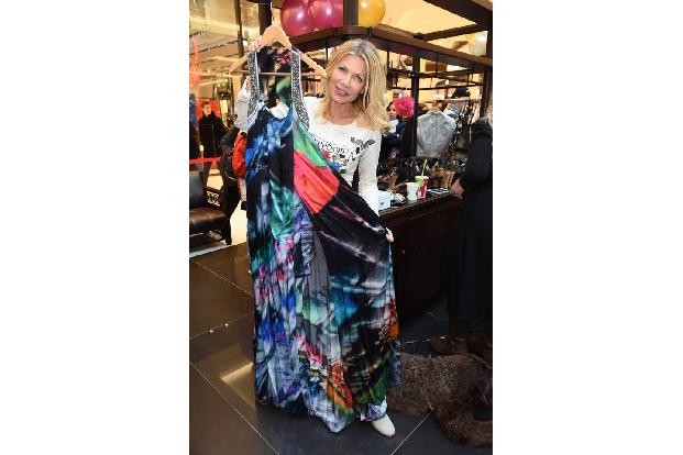 ...zum Beispiel diese traumhafte Robe. Der Erlös des Verkaufs ging übrigens an wohltätige Einrichtungen, die sich die Stars ...