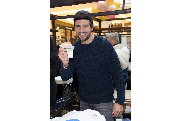 ...TV-Star Tom Beck sich schon über die ersten eingenommen Moneten freute. Die sind auch schließlich mehr oder weniger hart ...