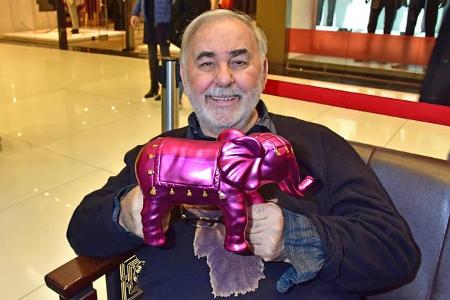...vielleicht eher auf Udo Walz' pinkes Ungetüm geworfen hatte? So recht wollte sich für diesen Elefant zunächst kein Besitz...