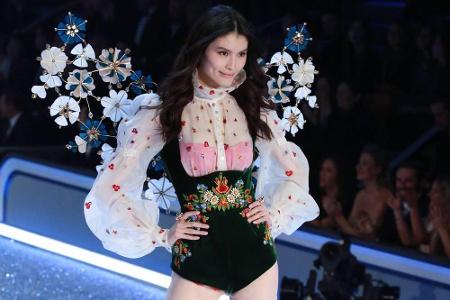 Das chinesische Model Sui He präsentierte das Trend-Thema Blümchenstickerei.