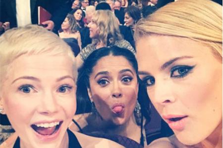 Der Award für die beste Photobomb während der Verleihung geht an Salma Hayek, die sich auf ein Selfie von Michelle Williams ...