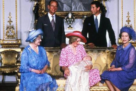 Die Freude über Baby William ist groß (v.l.): Queen-Mum, Prinz Philip, Prinzessin Diana, Prinz Charles und Königin Elisabeth...