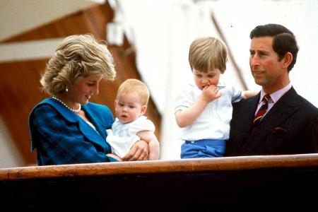 Die royale Kleinfamilie: Prinzessin Diana mit Prinz Harry auf dem Arm und Prinz Charles mit Prinz William
