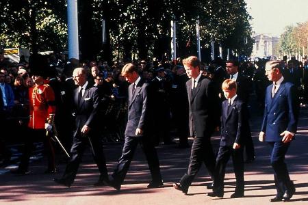 Trauerzug durch London (v.l.). Prinz Philip, Prinz William, Earl Spencer, Prinz Harry und Prinz Charles