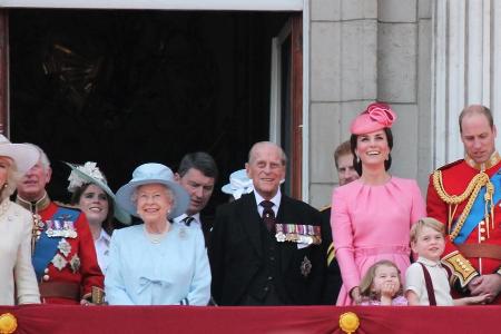 Prinz William (r.) feiert mit seiner Familie auf dem Balkon des Buckingham Palace den Geburtstag der Queen (M., in Hellblau)