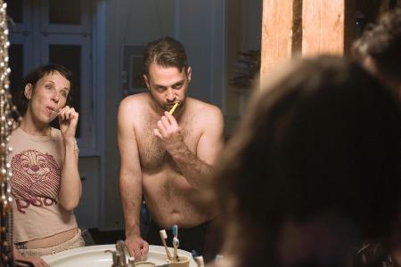 Nina Rubin (Meret Becker) und ihr Mann Viktor (Aleksandar Tesla) beim abendlichen Ritual im Bad