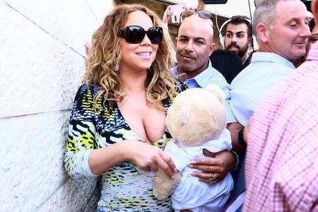 ...Busen anständig zu verpacken. Doch Mariah schwebt momentan eh in andern Sphären. So glücklich und ausgelassen sah man die...