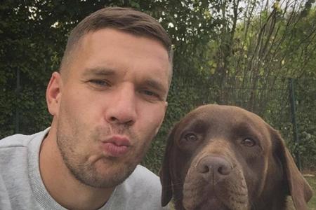 Poldis größter Fan: sein Hund! Er bekommt bestimmt ein Küsschen von Herrchen Lukas (31) anlässlich des Welthundetags. Vielle...