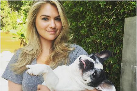 Auch Model-Kollegin Kate Upton (23) ist auf den Hund gekommen. Sie kümmert sich jedoch nicht nur rührend um ihren eigenen Vi...