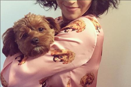 Katy Perry (30) ist so vernarrt in ihre Hunde, dass sie sie sogar mit ins Bett nimmt - und zwar auf ihrem Schlafanzug. Besti...