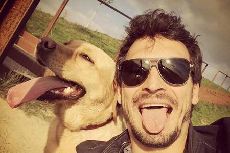 Mats Hummels (26) und sein Hund verstehen Spaß. Wenn der BVB-Spieler eine Auszeit braucht, ist ein Spaziergang in der Sonne ...
