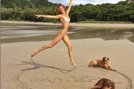Für ihre Hunde malt sie eine Liebeserklärung in den Sand: Model Gisele Bündchen (35) ist dankbar für ihre treuen Freunde. Si...