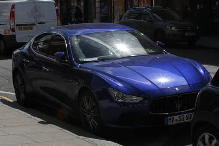 ...ist Boris Becker ein Wiederholungstäter. Etwas früher am selben Tag bekam schon sein Maserati einen ungeliebten Liebesbri...