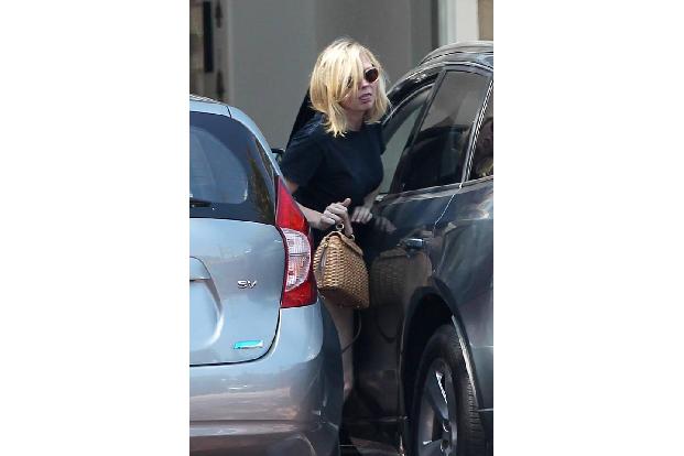 ...fällt da Kirsten Dunst übrigens das Aussteigen aus dem Auto. Das Parken sollte der Hollywoodstar noch ein wenig üben. Abe...