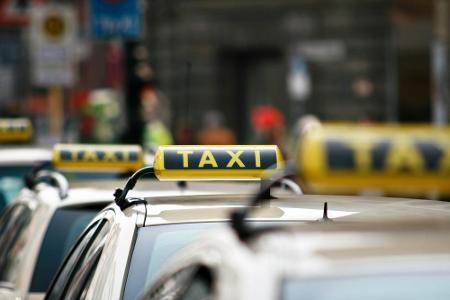 Nach einem vielleicht doch etwas feuchtfröhlichen Abend geht es mit dem Taxi am sichersten wieder nach Hause.