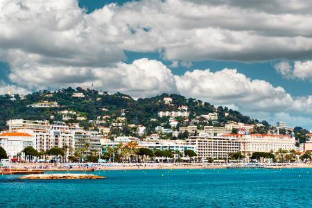 Tief, ganz tief im Südosten Frankreichs liegt eine kleine Stadt an der Côte d'Azur, die nicht einmal 75.000 Einwohner zählt....