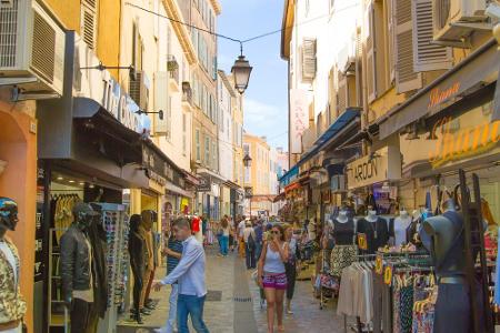 Aber auch das ist Cannes: Verträumte Gassen in der Altstadt, die zum Shoppen und Verweilen einladen. Luxus? Weitestgehend Fe...