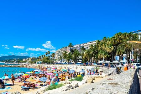 Die Strandpromenade und der Sandstreifen sind zweifellos eines der Highlights der Stadt. Hier hin verschlägt es nicht nur To...