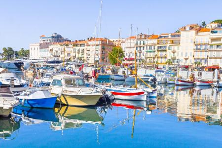 Schaluppen und kleine Segelboote statt Mega-Yachten und Luxus-Kreuzer - der alte Hafen von Cannes hat sich seine 