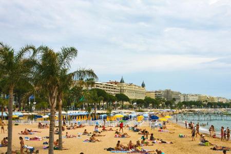 Aber natürlich sind es diese Bilder, wegen denen Cannes auf der ganzen Welt bekannt ist: Palmen, Strand und Meer - wie hier ...