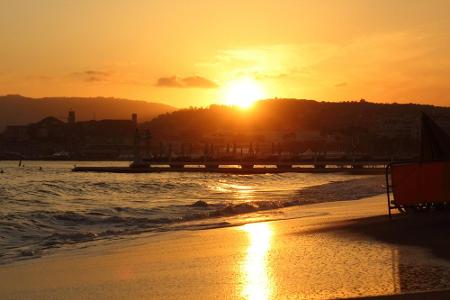 Eines ist hingegen auch in Cannes gratis: Die malerischen Sonnenuntergänge an der Côte d'Azur. Und wenigstens darüber kann s...