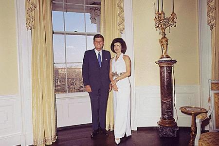 John F. Kennedy wird zum Hoffnungsträger einer ganzen Generation, seine Frau Jackie eine gefeierte Stilikone.