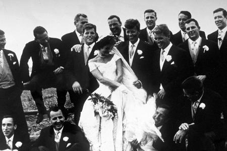 Das Paar lernt sich im Mai 1951 auf einer Dinnerparty kennen und verlobt sich im Juni 1953. Die Hochzeit folgt am 12. Septem...
