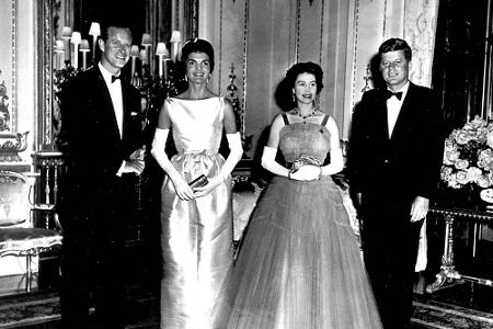 Auch die Queen und ihr Mann Prinz Philip können sich dem Charme der Kennedys nicht entziehen.