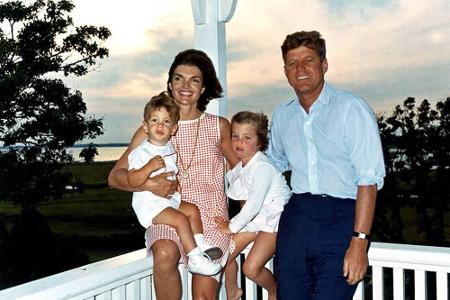 Nach zwei Fehlgeburten bringt Jacqueline Kennedy am 27.11.1957 ihre erste Tochter, Caroline, zur Welt; am 25.11.1960 wird Jo...