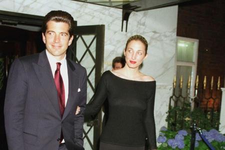 John-John, wie die Öffentlichkeit John F. Kennedy, Jr. nennt, kommt gemeinsam mit seiner Frau Carolyn Bessette 1999 bei eine...